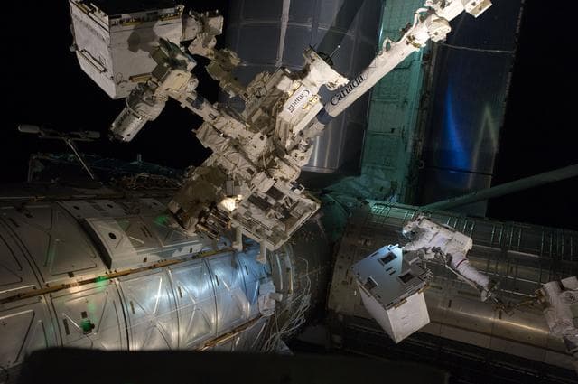 NASA image: Fossum transfers Robotics Refueling Mission during EVA 1