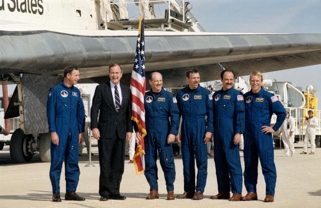 NASA image: STS-26 crewmembers pose with VP Bush for post flight portrait at EAFB, CA