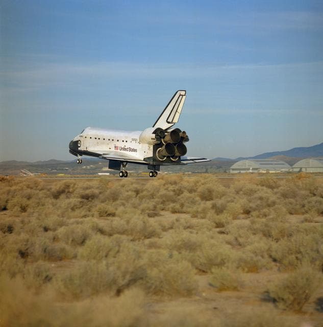 NASA image: STS-29 Discovery, OV-103, lands on Edwards AFB concrete runway 22