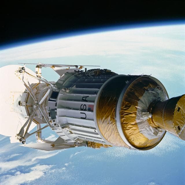 NASA image: STS-30 deployment of inertial upper stage (IUS) with Magellan spacecraft