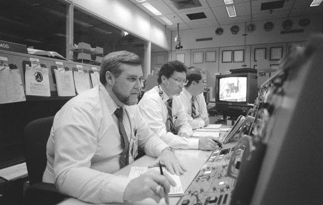 NASA image: Flight directors at JSC MCC Bldg 30 monitor STS-30 prelaunch activities