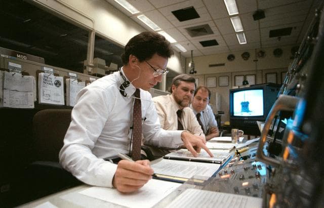 NASA image: STS-30 JSC MCC flight control room (FCR) activity during OV-104 entry/landing