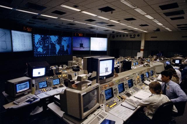 NASA image: STS-30 JSC Mission Control Center (MCC) activity during OV-104 landing