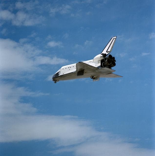 NASA image: STS-30 Atlantis, OV-104, landing approach to runway 22 at EAFB, California