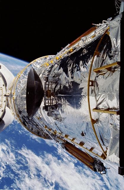 NASA image: Hubble Space Telescope (HST) above OV-103's PLB during STS-31 deployment