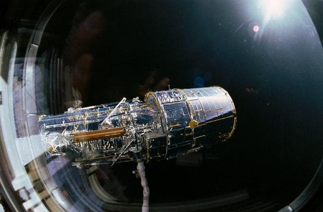 NASA image: STS-31 pre-deployment checkout of the Hubble Space Telescope (HST) on OV-103