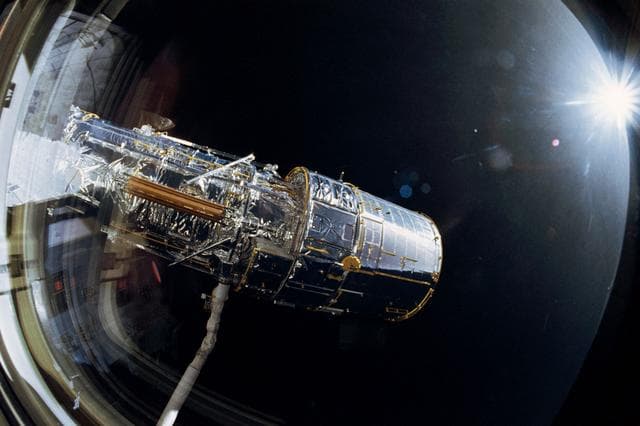 NASA image: STS-31 pre-deployment checkout of the Hubble Space Telescope (HST) on OV-103