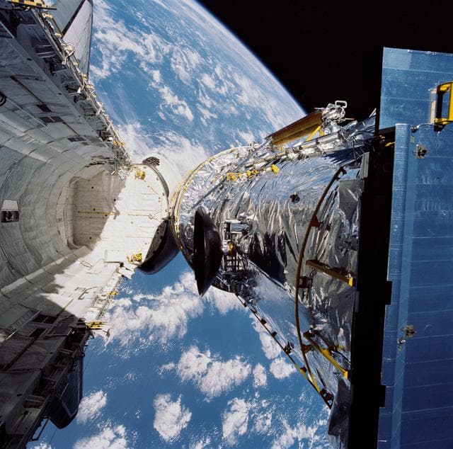NASA image: STS-31 pre-deploy check of the Hubble Space Telescope (HST) in OV-103's PLB