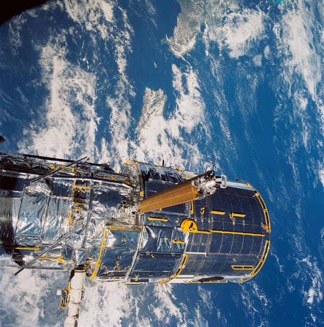 NASA image: STS-31 Hubble Space Telescope (HST) pre-deployment procedures aboard OV-103