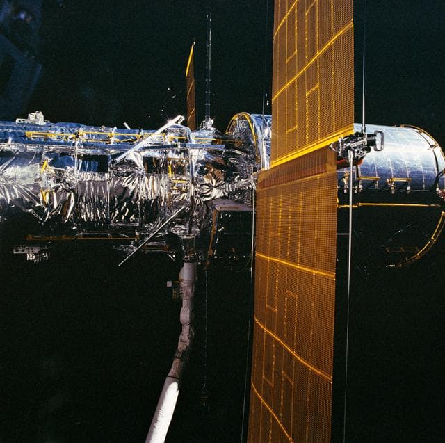 STS-31 Hubble Space Telescope (HST) is grappled by OV-103 RMS