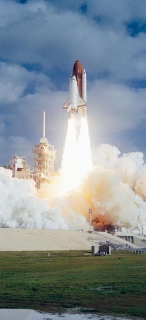 NASA image: STS-31 Discovery, Orbiter Vehicle (OV) 103, lifts off from KSC LC Pad 39B
