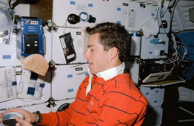 NASA image: STS-32 Pilot Wetherbee prepares meal on middeck of Columbia, OV-102