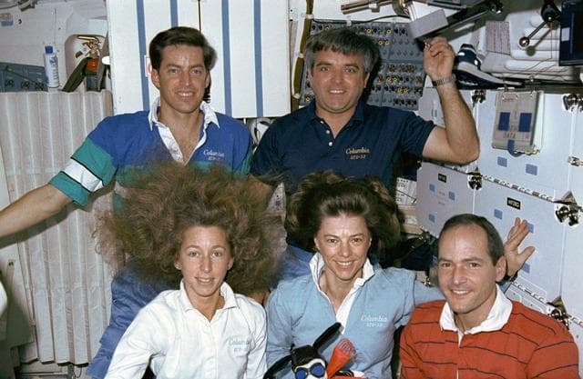 NASA image: STS-32 crewmembers pose on OV-102's middeck for onboard crew portrait