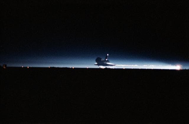 NASA image: STS-32 Columbia, OV-102, makes night landing on runway 22 at EAFB, California
