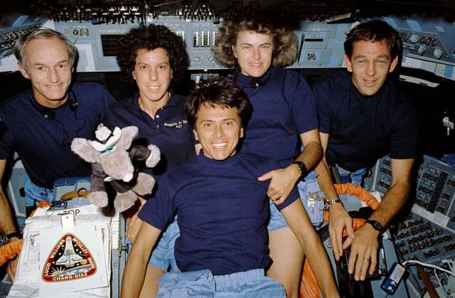 STS-34 crewmembers pose for onboard crew portrait on OV-104's flight deck