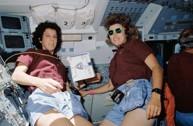 NASA image: STS-34 crewmembers during Galileo pre-deployment exercises on flight deck