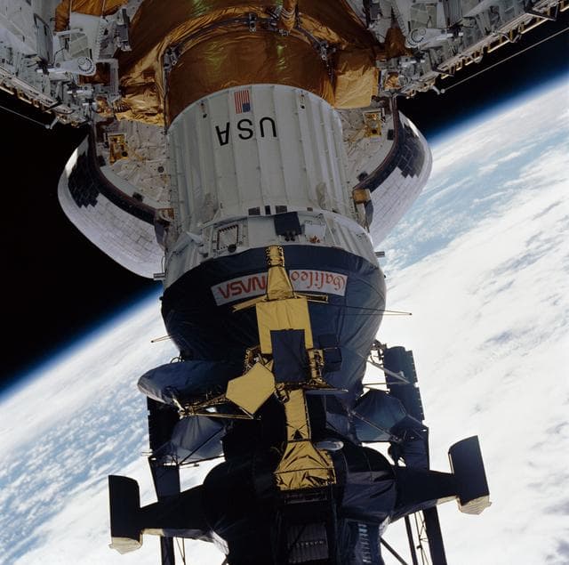 NASA image: STS-34 Galileo spacecraft / IUS deployment sequence in OV-104's payload bay