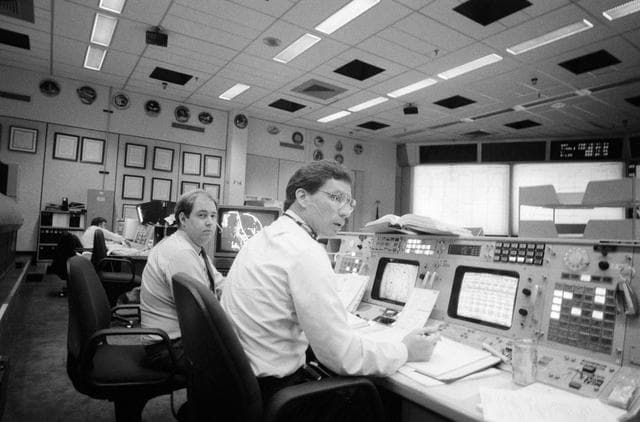 NASA image: Flight directors Castle & Dittemore monitor MCC displays during STS-34