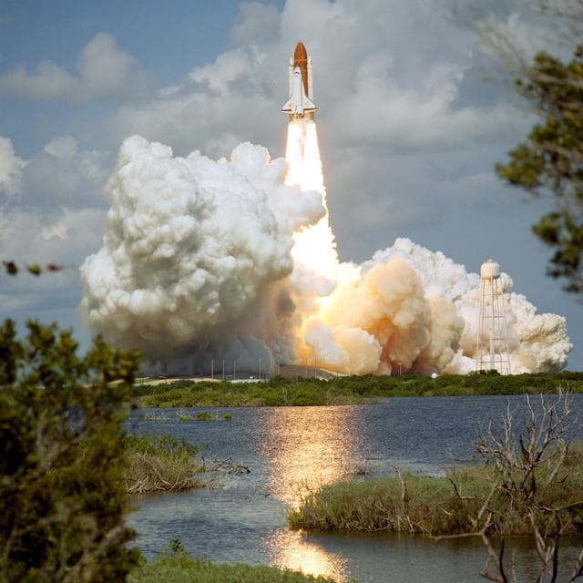 NASA image: STS-34 Atlantis, Orbiter Vehicle (OV) 104, lifts off from KSC LC Pad 39B