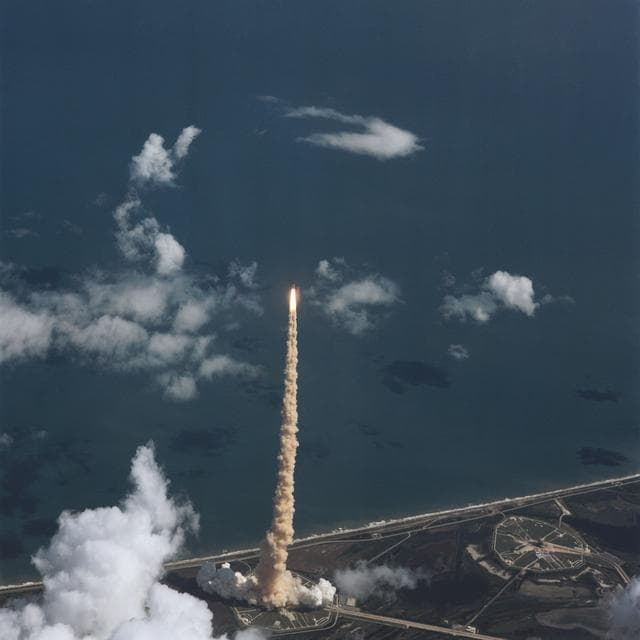 NASA image: STS-34 Atlantis, Orbiter Vehicle (OV) 104, lifts off from KSC LC Pad 39B