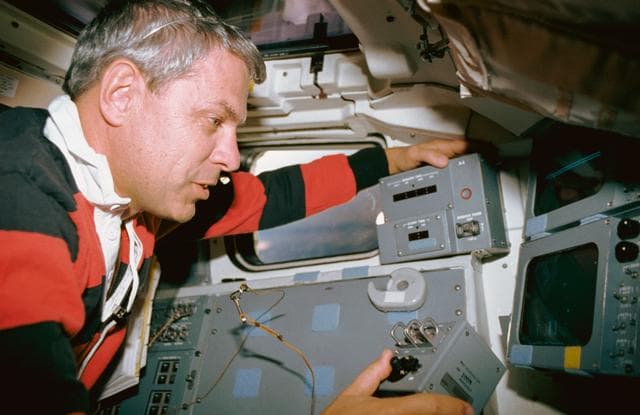 NASA image: STS-35 Mission Specialist Parker operates ASTRO-1 MPC on OV-102's flight deck