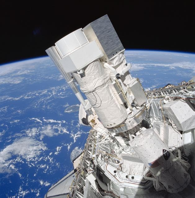 NASA image: STS-35 ASTRO-1 telescopes documented in OV-102's payload bay (PLB)