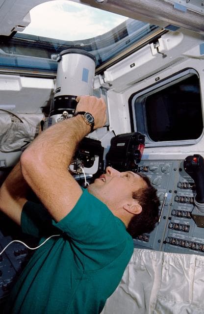 NASA image: STS-36 Mission Specialist Hilmers with AEROLINHOF camera on aft flight deck