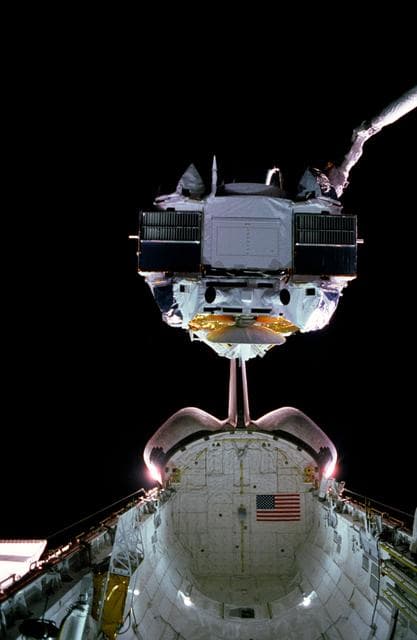 NASA image: GRO lifted from payload bay by the RMS