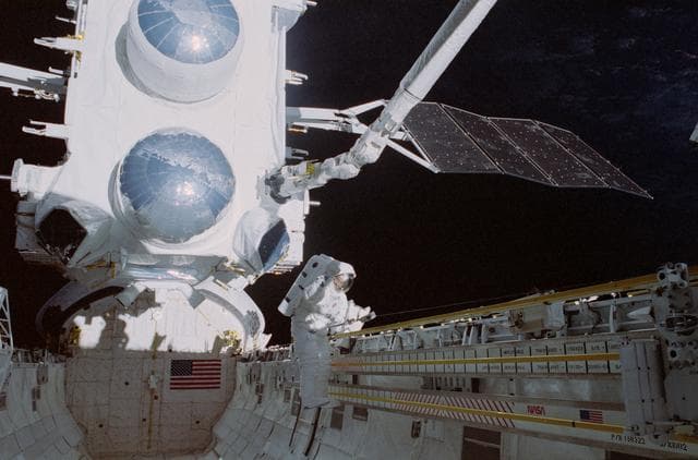 NASA image: STS-37 crew EVA in the payload bay