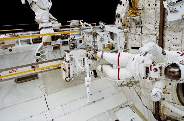 NASA image: STS-37 activities in the payload bay
