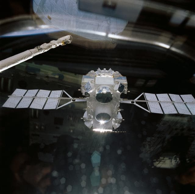 NASA image: OV-104's RMS releases Gamma Ray Observatory (GRO) during STS-37 deployment