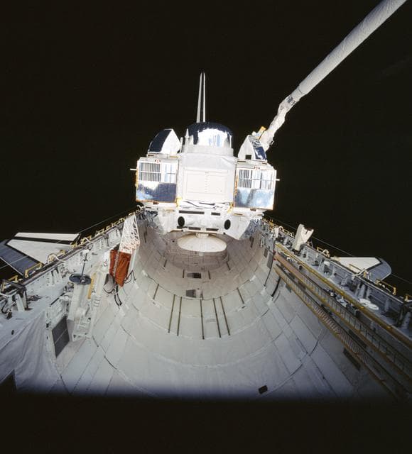 NASA image: STS-37 payload - Gamma Ray Observatory (GRO) - on RMS in OV-104's payload bay