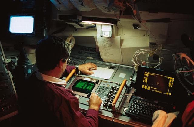 NASA image: STS-39 MS Veach monitors AFP-675 panel on OV-103's aft flight deck