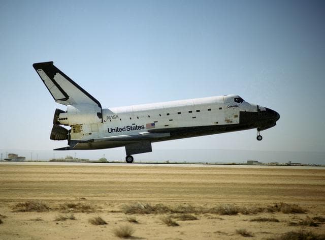 NASA image: STS-40 Columbia, OV-102, lands on concrete runway 22 at EAFB, California