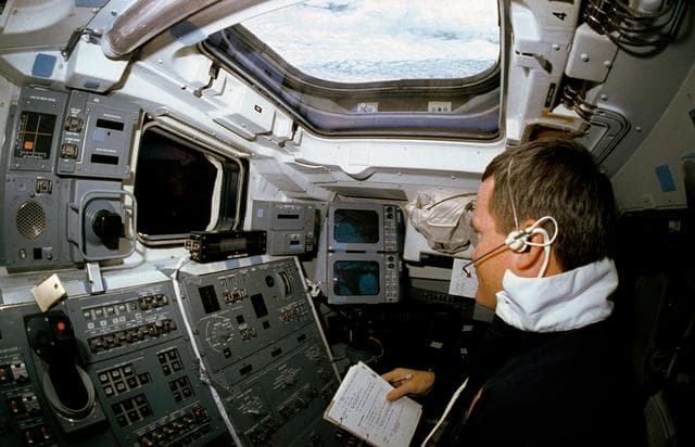 NASA image: STS-41 MS Melnick experiments with VCS on OV-103's aft flight deck