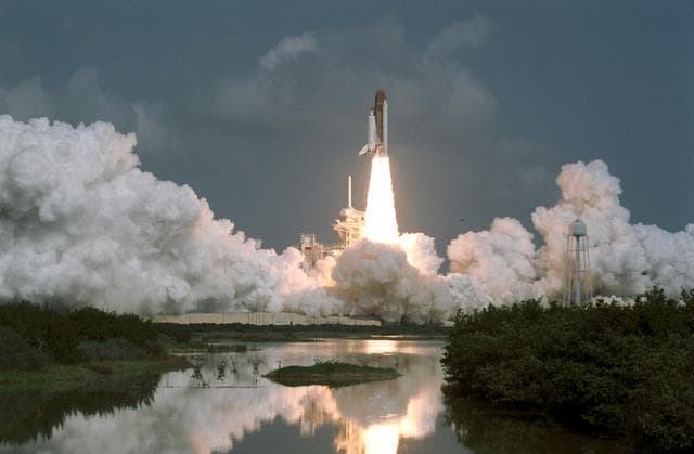 NASA image: STS-46 Atlantis, Orbiter Vehicle (OV) 104, lifts off from KSC LC Pad 39