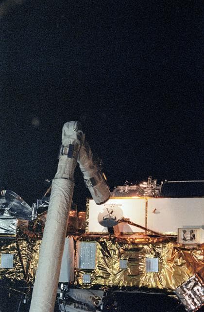 NASA image: STS-48 Upper Atmosphere Research Satellite (UARS) is released by OV-103's RMS