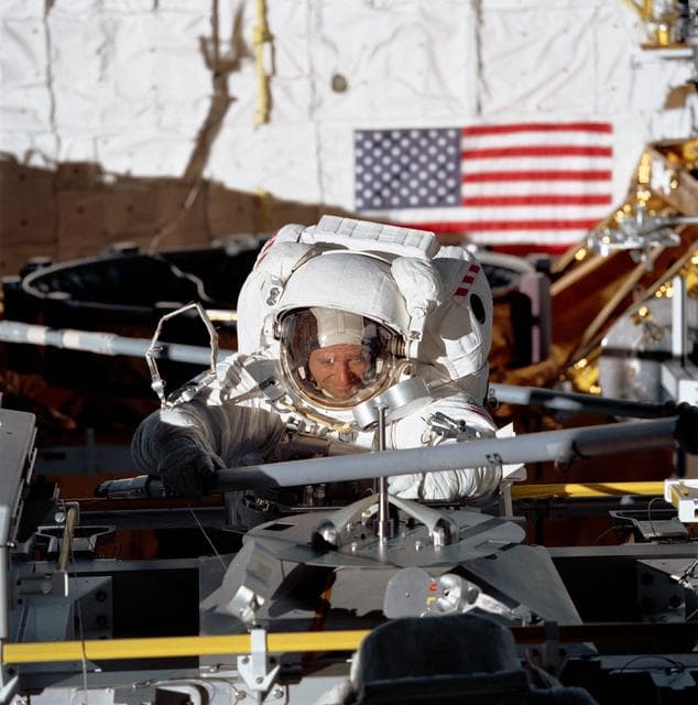 STS-49 MS Akers handles strut during ASEM procedures in OV-105's payload bay