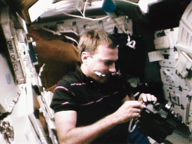NASA image: STS-49 MS Hieb changes ESC batteries on the middeck of OV-105