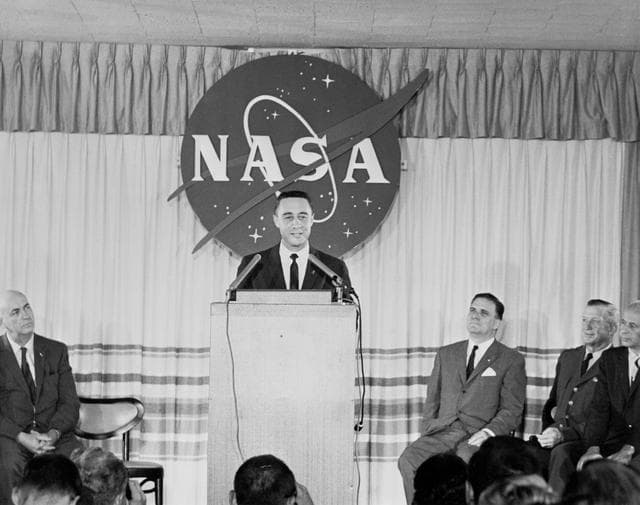 NASA image: ASTRONAUT GRISSOM, GUS - PRESS CONFERENCE
