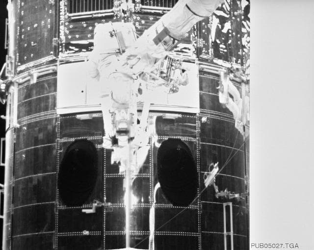 NASA image: Astronaut Jeffrey Hoffman on RMS robot arm during HST repairs
