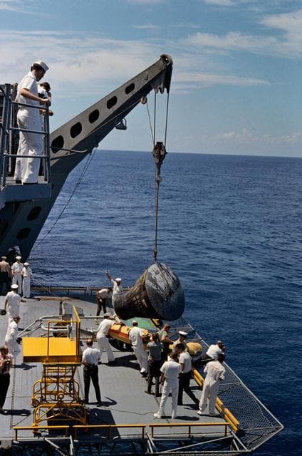 NASA image: RECOVERY (HOIST SPACECRAFT ONBOARD) - GEMINI-TITAN (GT)-5 - ATLANTIC