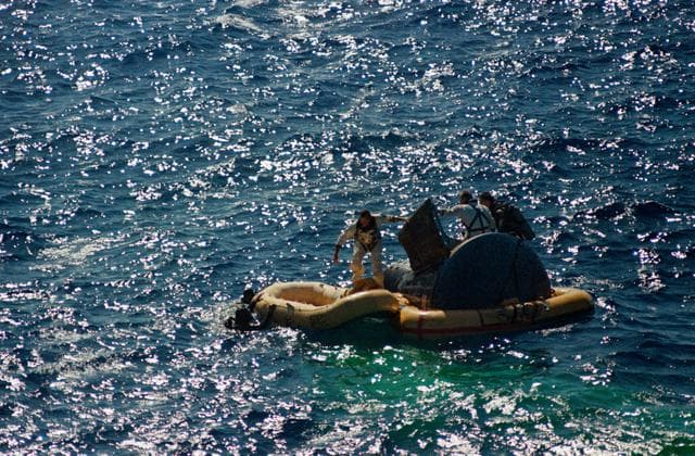 NASA image: RECOVERY (PRIME CREW STEP OUT) - GEMINI-TITAN (GT)-5 - FROGMEN - ATLANTIC