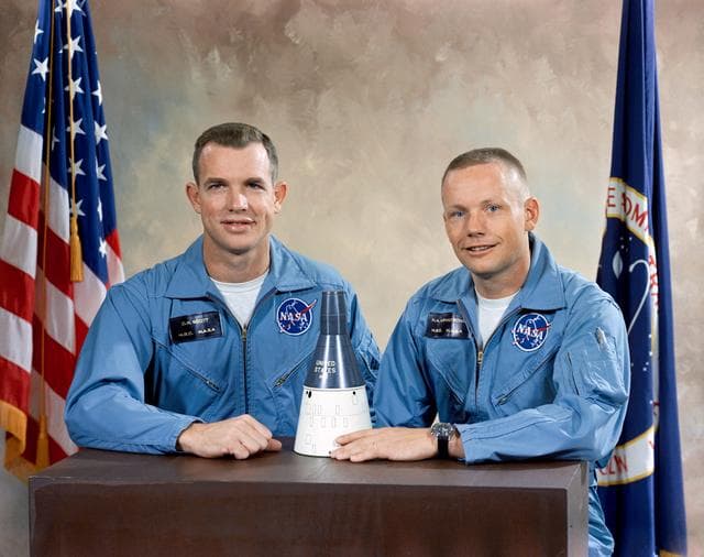 NASA image: GEMINI-3 - PRIME CREW PORTRAIT - FLIGHT SUITS - MSC
