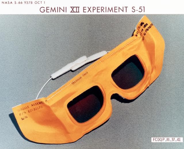 NASA image: GEMINI-TITAN (GT)-XII - EXPERIMENT S-51 (SO51) - DAYTIME SODIUM CLOUD  PHOTOGRAPHY - GOGGLES - MSC