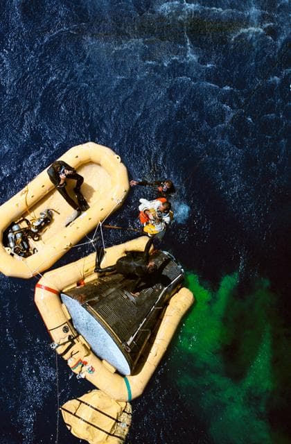 NASA image: GORDON, RICHARD F., ASTRONAUT - MISC. - GEMINI-TITAN (GT)-XI - RECOVERY - FROGMEN - ATLANTIC