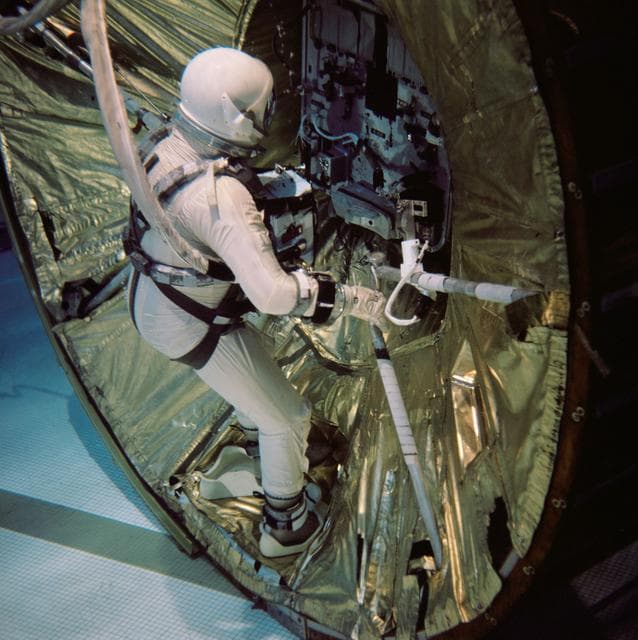 NASA image: GEMINI-TITAN (GT)-12 - ASTRONAUT TRAINING - UNDERWATER - FOOT PLATES - MD