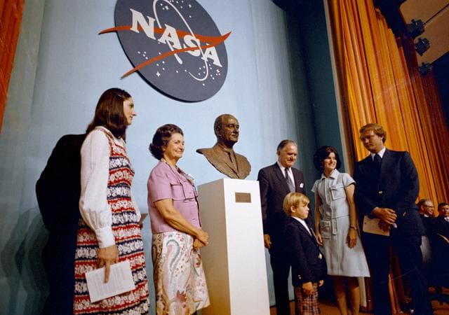 NASA image: JOHNSON, L. - DEDICATION (CEREMONIES) - JSC