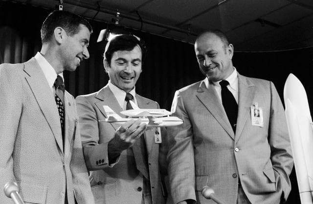 NASA image: MEETING - SHUTTLE - JSC