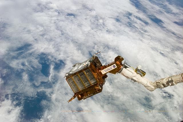 NASA image: SPARTAN satellite on RMS arm